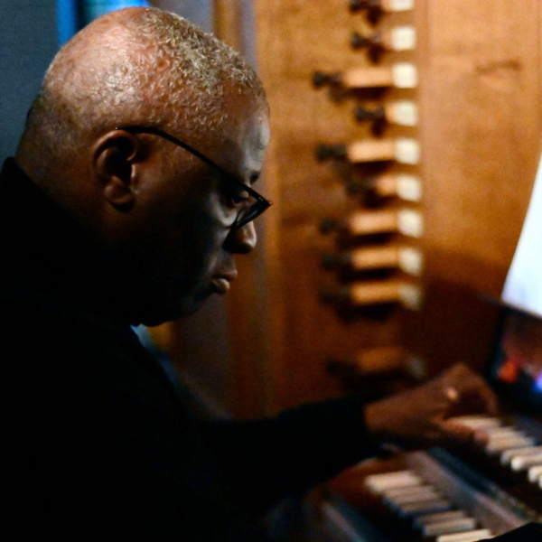 Wayne Marshall plays the chapel organ