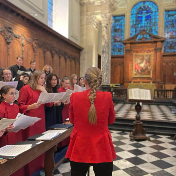 Anna Lapwood conducts the Choir of Pembroke College