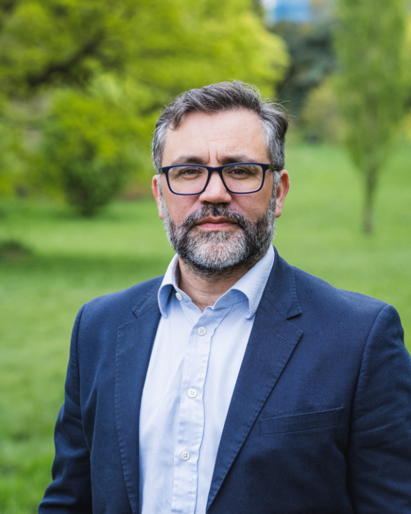 Headshot of Jonathan Mayes